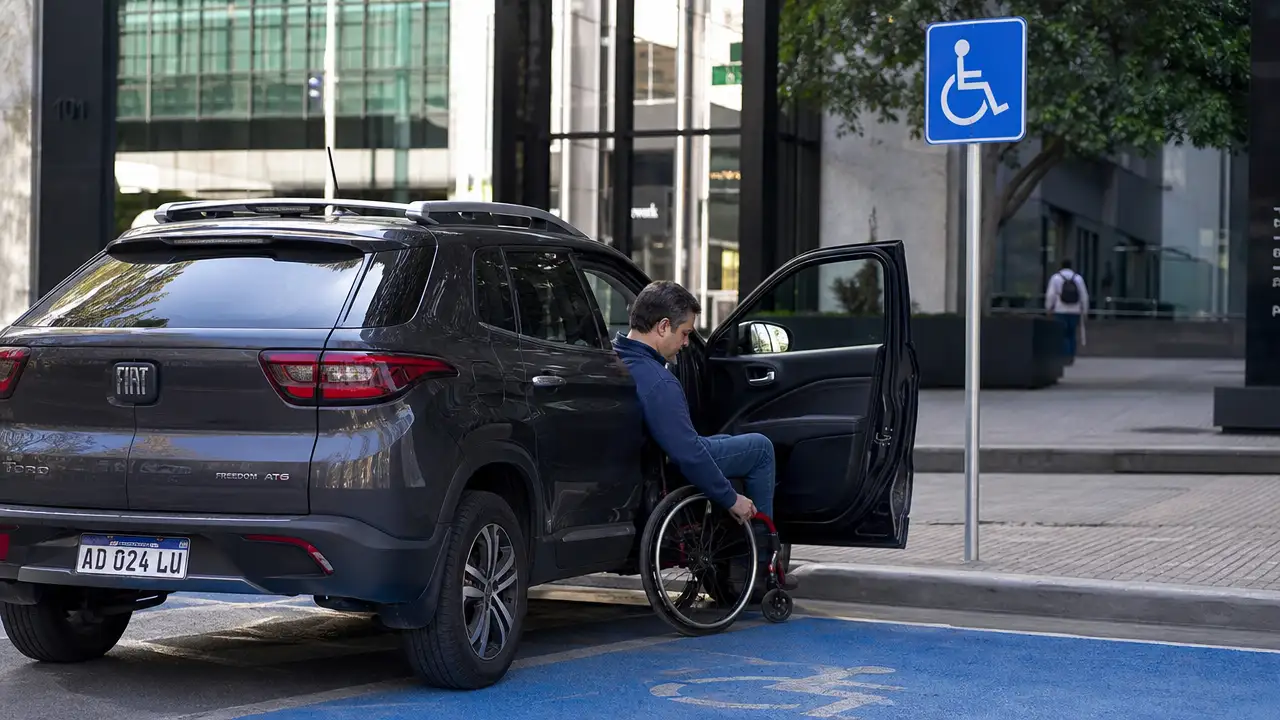 ACCESIBILIDAD Y LIBRE ESTACIONAMIENTO