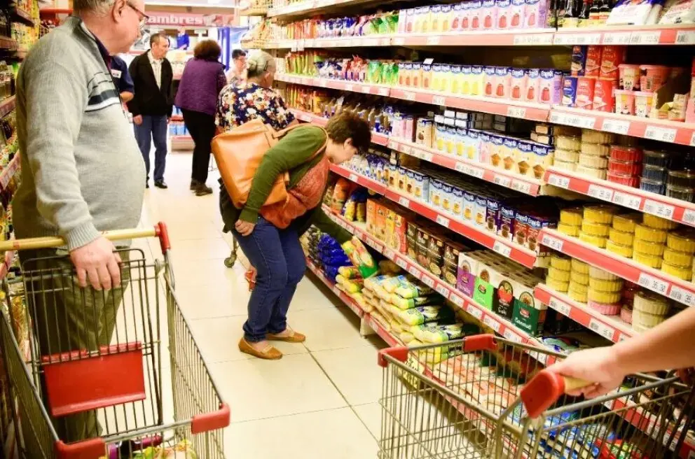 Devaluación encubierta el golpe silencioso que ya se siente en los precios.