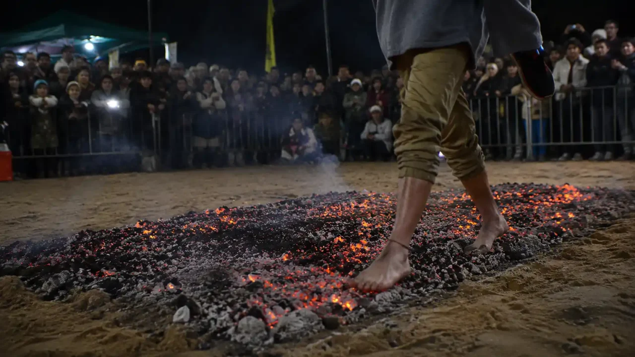 Tata Jehasa caminar sobre las brasas entre la fe y la tradición