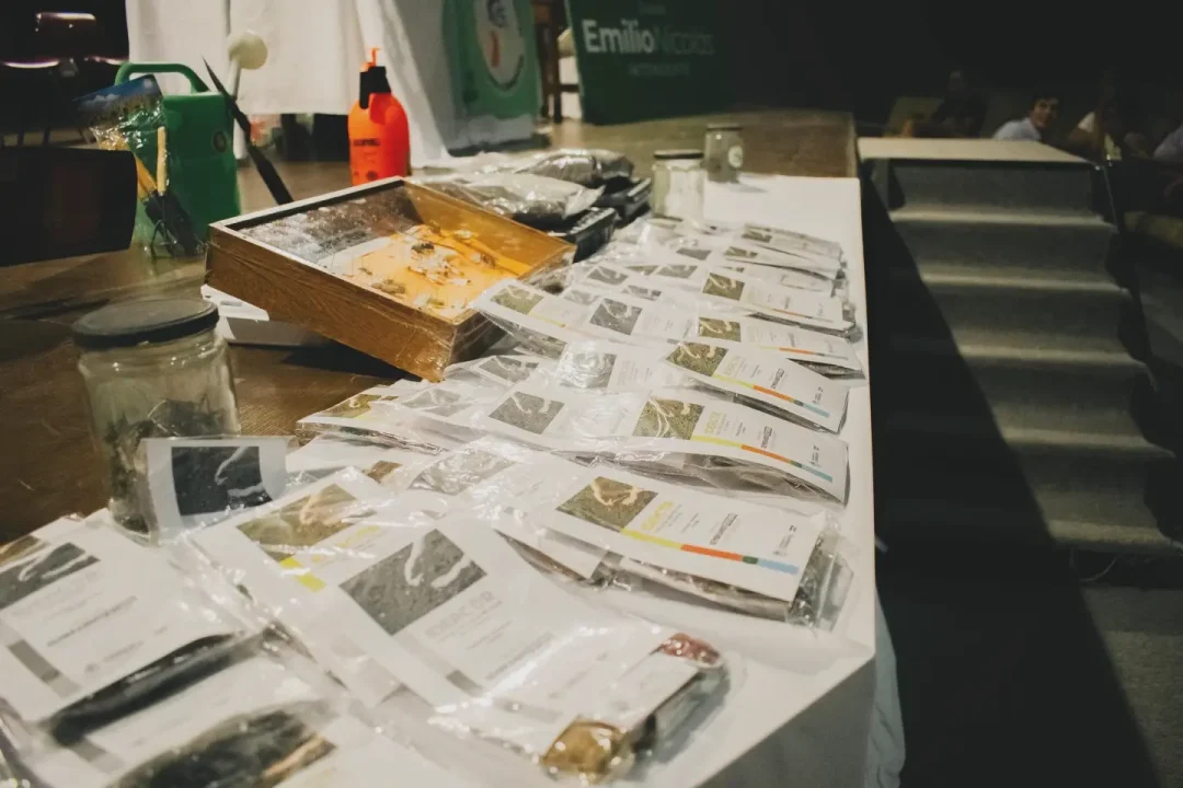 entrega de semillas y herramientas a las familias presentes